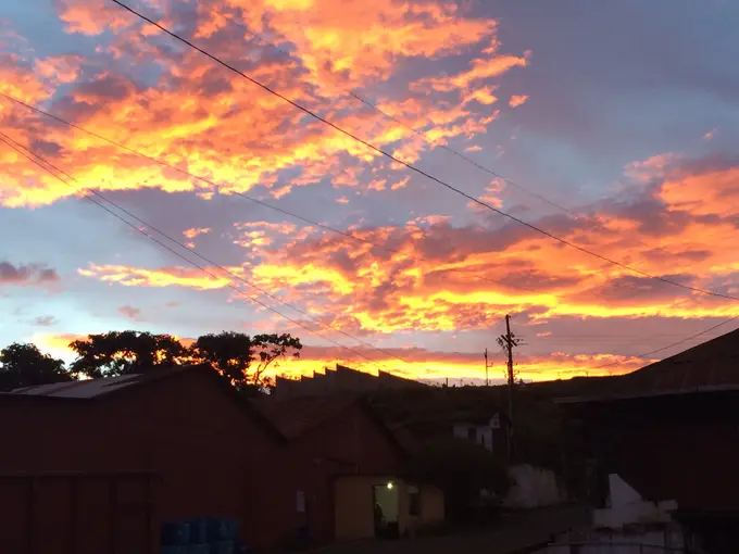 Cielo encendido al amanecer sobre las bodegas