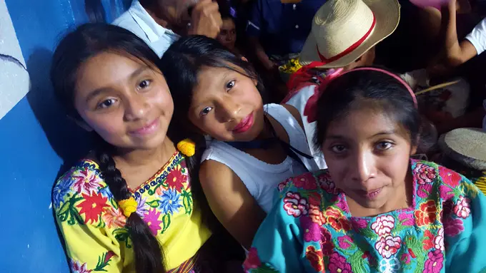Ninas con trajes tipicos en celebracion local