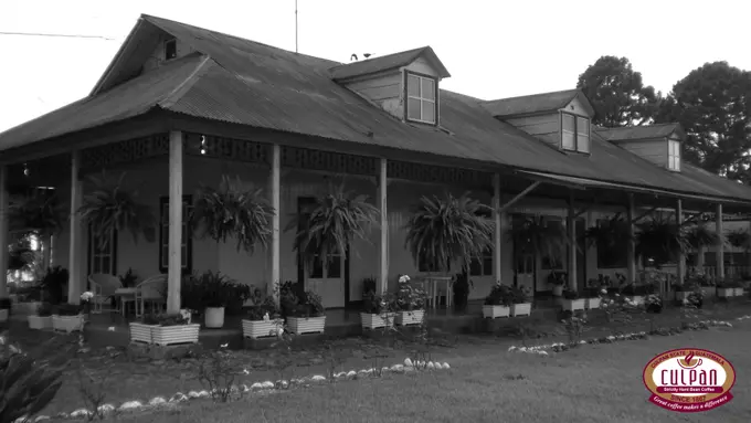 Casa patronal historica en blanco y negro
