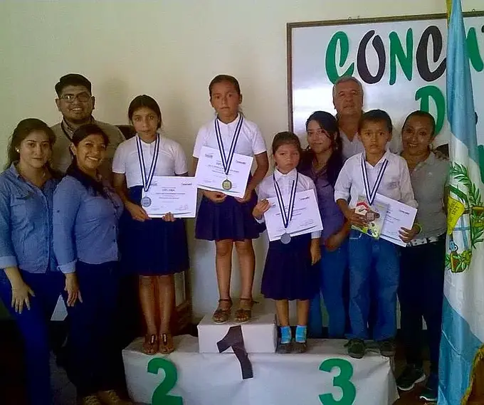 Premiacion de ninos en concurso escolar