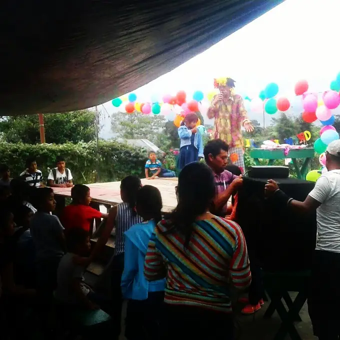 Fiesta comunitaria con payaso y familias