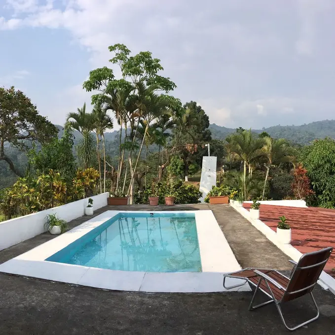 Piscina y jardin con vista a las montanas