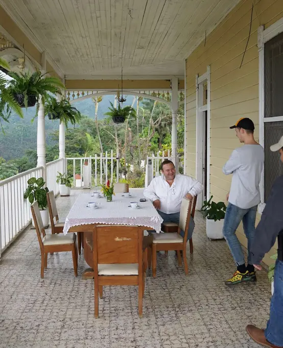 Personas conversando en el corredor de la casa