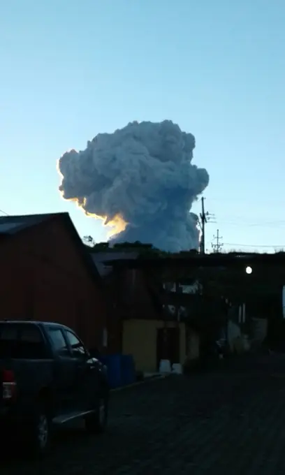 Columna de ceniza del volcan vista desde el pueblo
