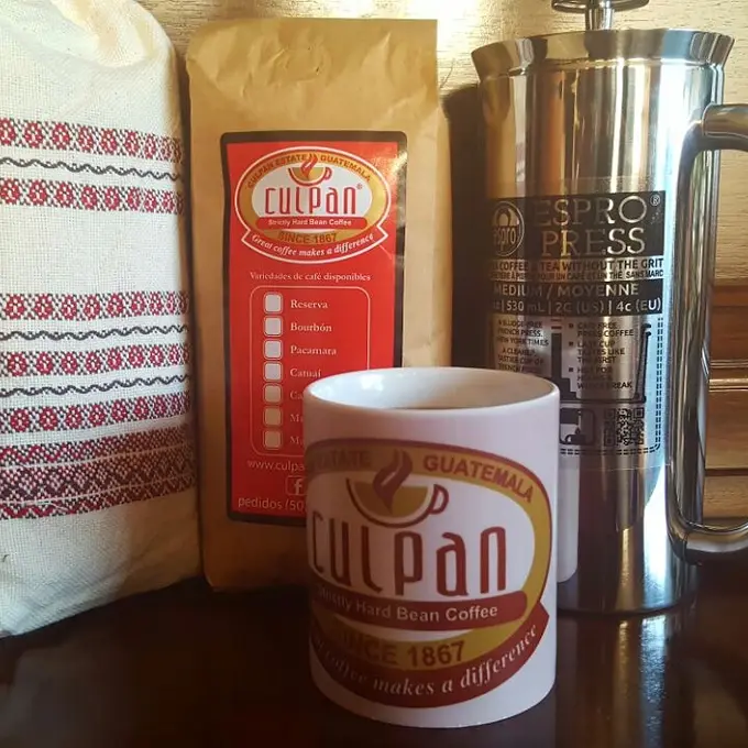 Cafe Culpan empacado con taza y prensa francesa