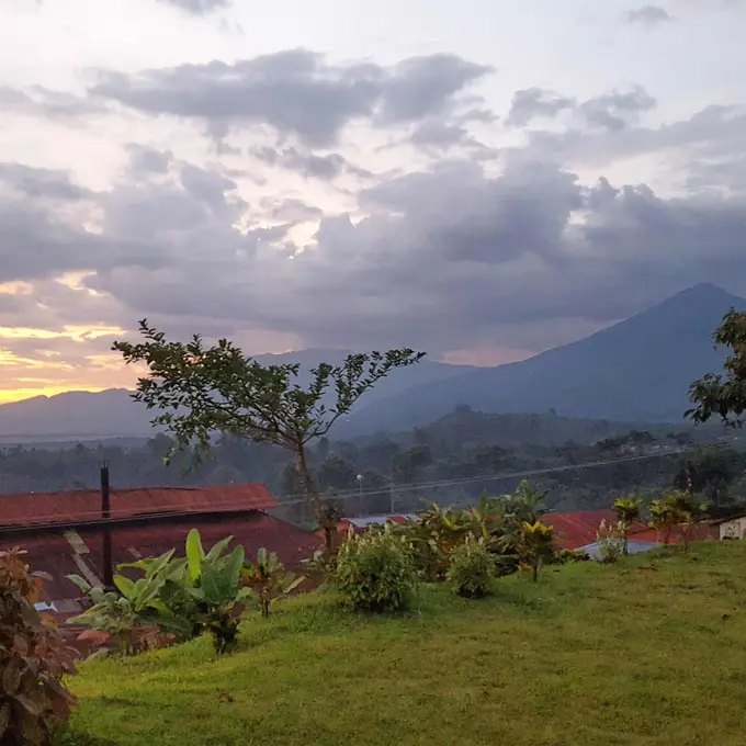 Atardecer sobre las montanas y casas de la finca